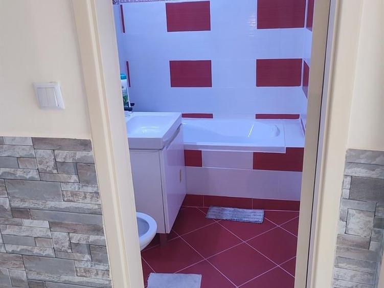 Apartament cu 4 camere decomandat, mobilat în Central