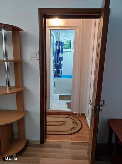 Apartament cu 3 camere semidecomandat în Rahova