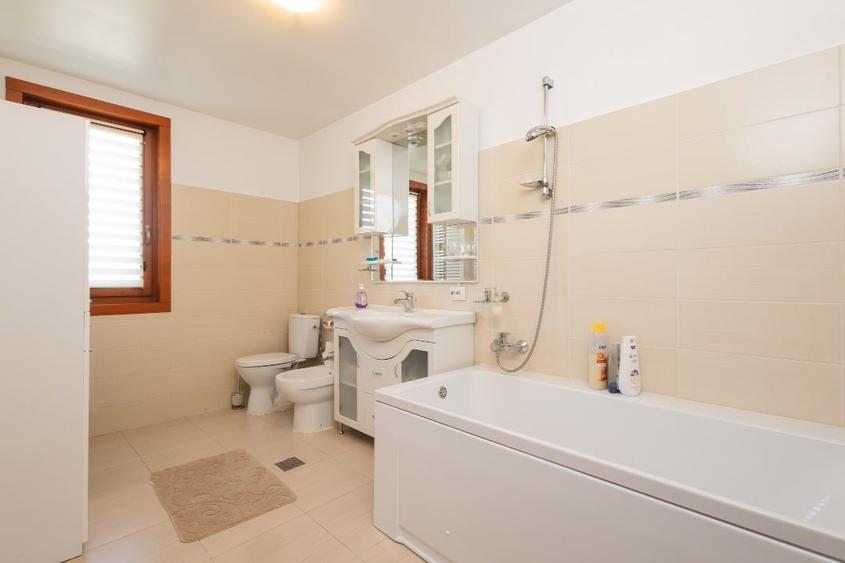 Casă individuală cu 9 camere cu Canalizare în Neagra Șarului