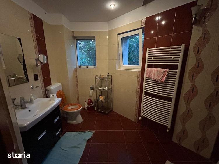 Casă cu 6 camere cu Teren 1600 Mp în Central
