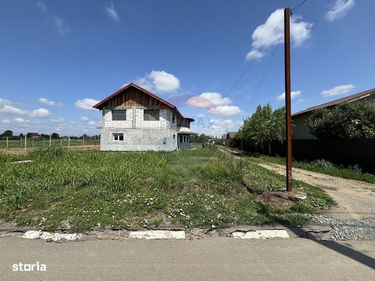 Casă cu 4 camere cu Teren 1085 Mp în Domnești