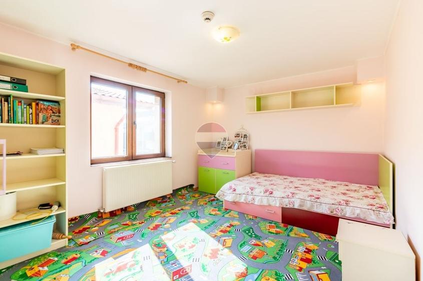 Casă individuală cu 8 camere cu Teren 440 Mp în Uverturii