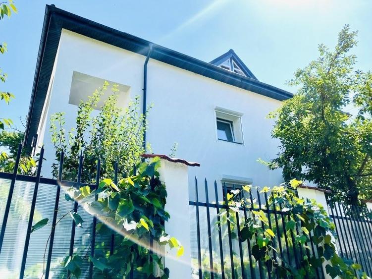 Casă cu 7 camere cu Teren 336 Mp în Nordului