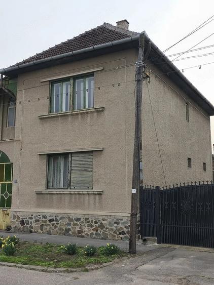 Casă cu Teren 1886 Mp în Central
