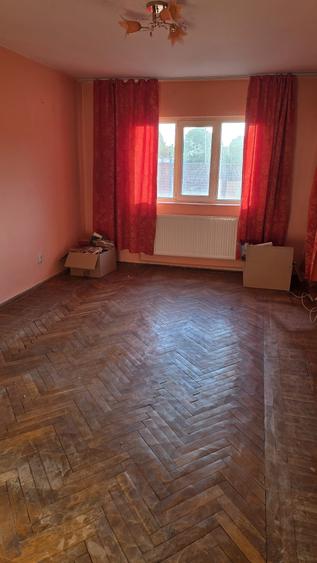 Apartament cu 3 camere decomandat în Est