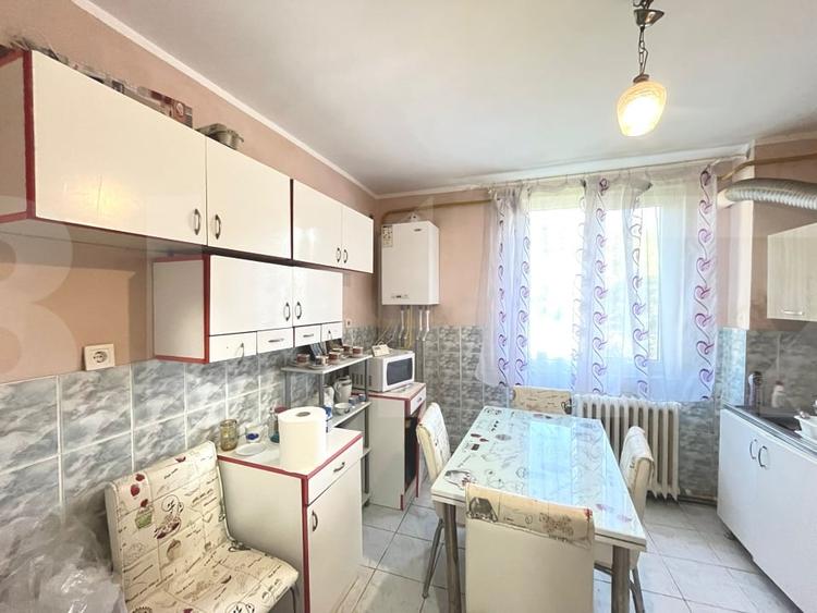 Apartament cu 4 camere semidecomandat, mobilat în Central