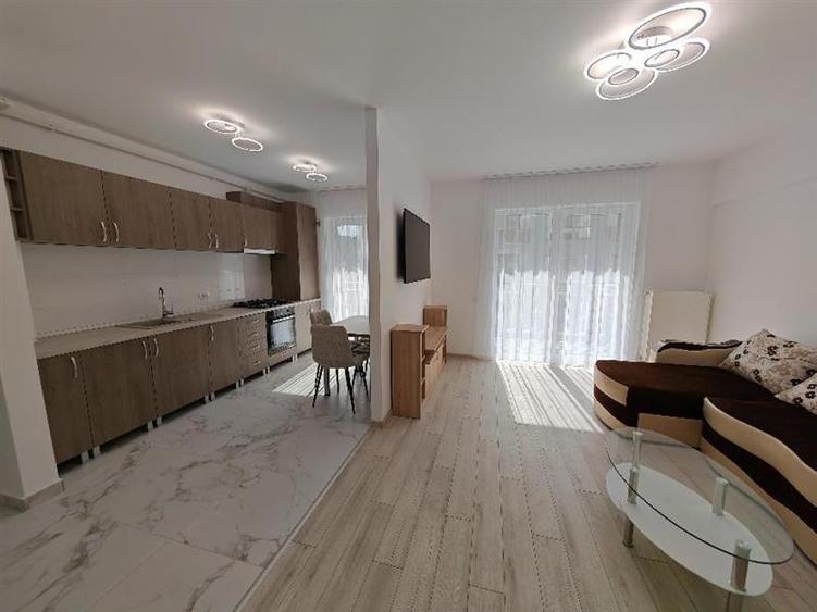 Apartament cu 3 camere decomandat, mobilat în Periferie