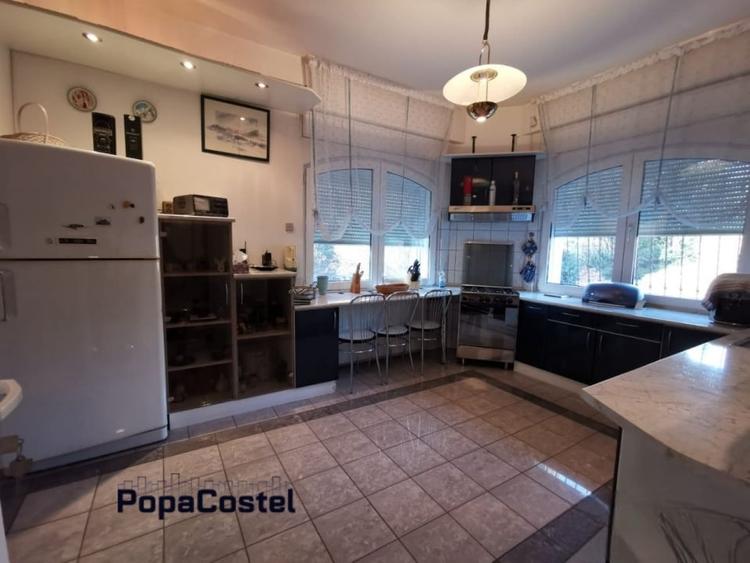 Casă individuală cu 10 camere cu Canalizare în Breaza de Sus