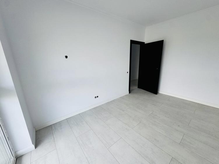 Apartament cu 4 camere semidecomandat în Florești