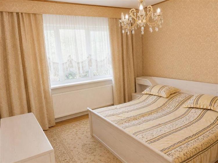 Casă individuală cu 7 camere cu Piscina în Ferneziu