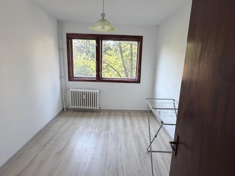 Apartament cu 3 camere semidecomandat în Gorjului