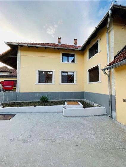 Casă cu 7 camere cu Teren 1000 Mp în Izbuc
