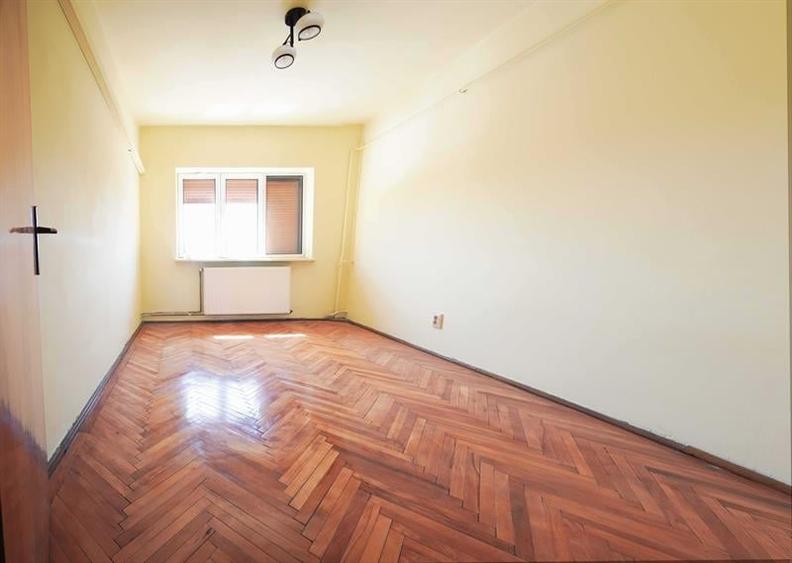 Apartament cu 3 camere decomandat în Calea București