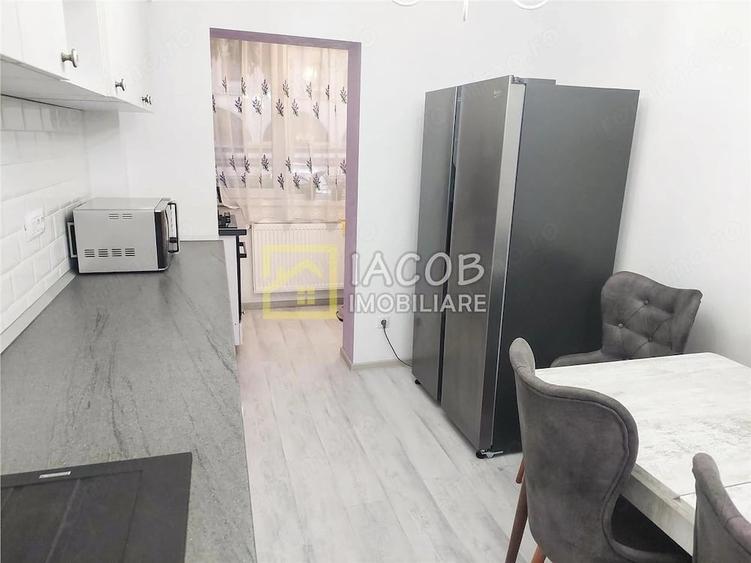 Apartament cu 3 camere decomandat în Republicii