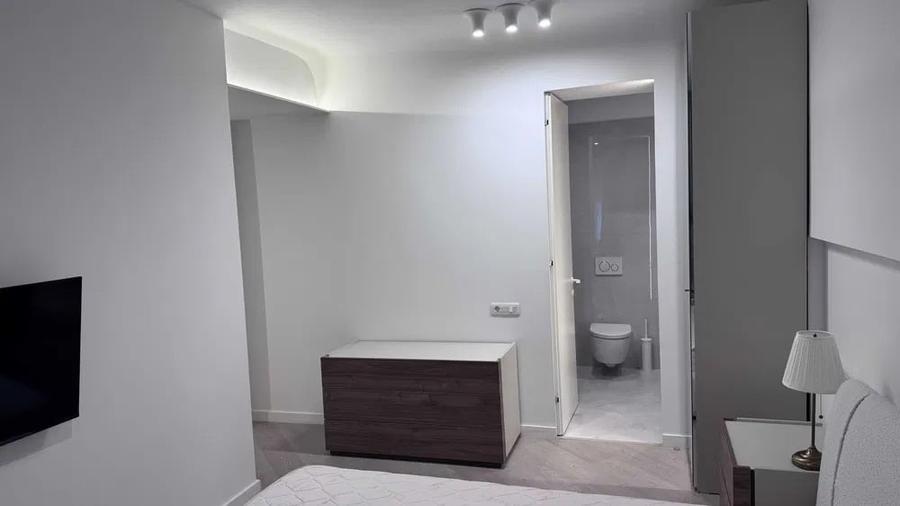 Apartament cu 3 camere semidecomandat, mobilat în Pipera