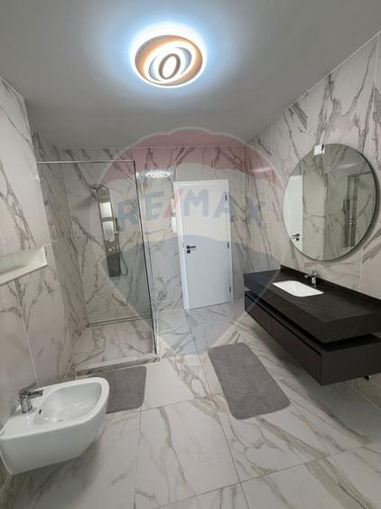 Casă individuală cu 6 camere cu Teren 484 Mp în Central