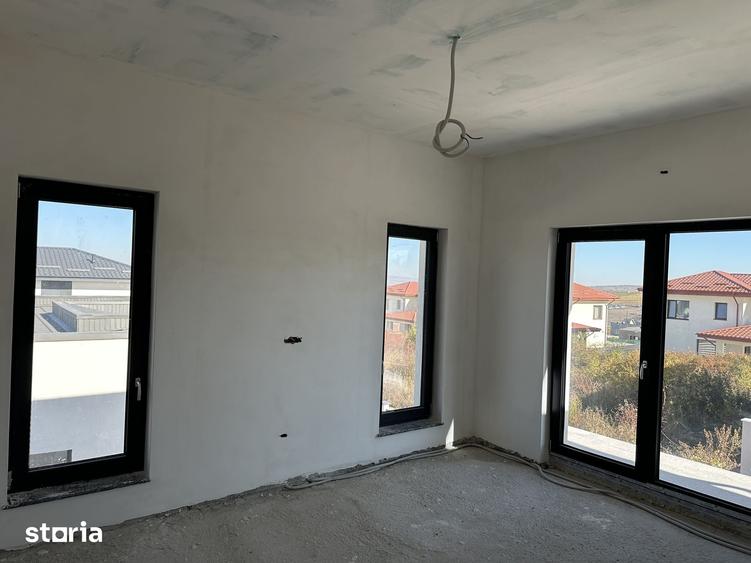 Casă cu 4 camere cu Teren 500 Mp în Podu Roș