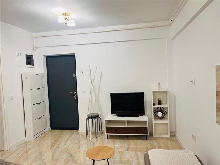 Apartament cu 2 camere semidecomandat, mobilat în Calea București
