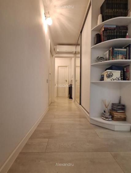 Apartament cu 4 camere decomandat în Drumul Taberei
