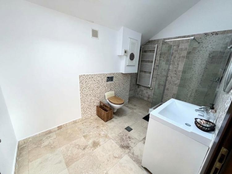 Casă individuală cu 6 camere cu Canalizare în Central