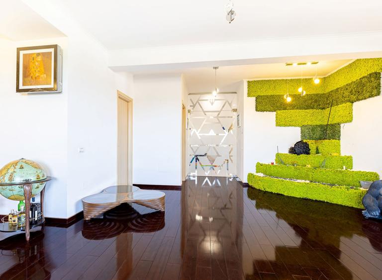 Penthouse cu 4 camere decomandat în Băneasa