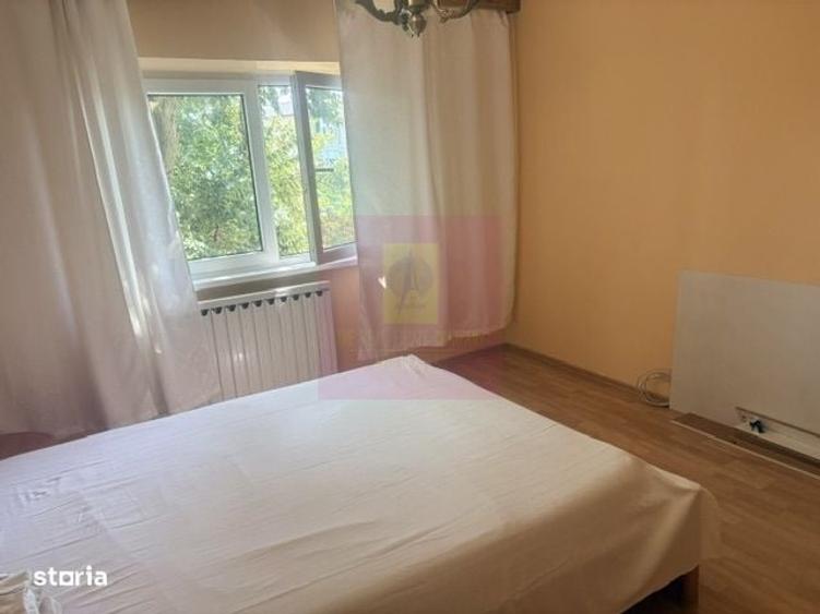 Apartament cu 3 camere decomandat în Drumul Sării
