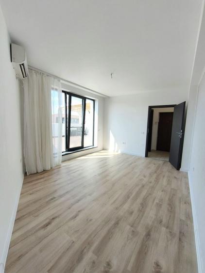 Penthouse cu 2 camere decomandat în Metalurgiei