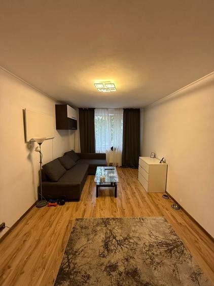 Apartament cu 3 camere semidecomandat în 1 Decembrie 1918