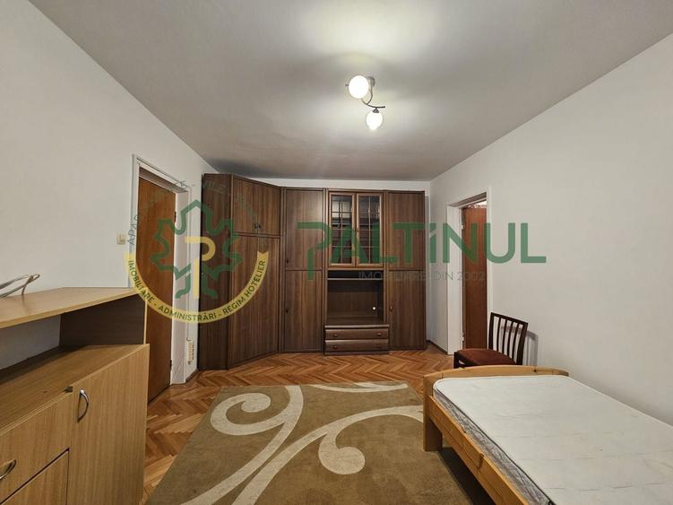 Apartament cu 2 camere semidecomandat, mobilat în Central