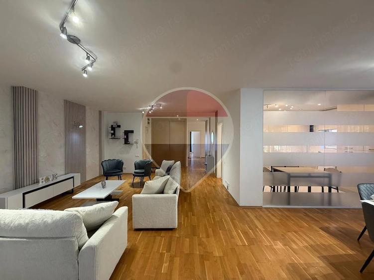 Apartament cu 4 camere decomandat în Central