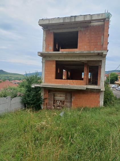 Casă cu 6 camere cu Canalizare în Baciu