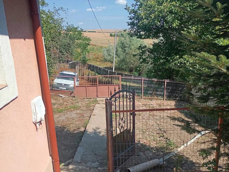 Casă cu 3 camere cu Teren 2500 Mp în Rebricea