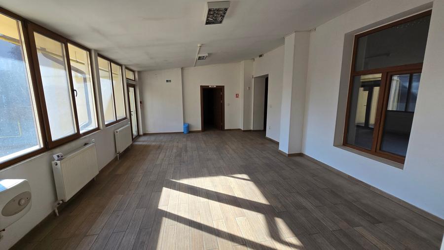 Casă cu 11 camere cu Canalizare în Ultracentral