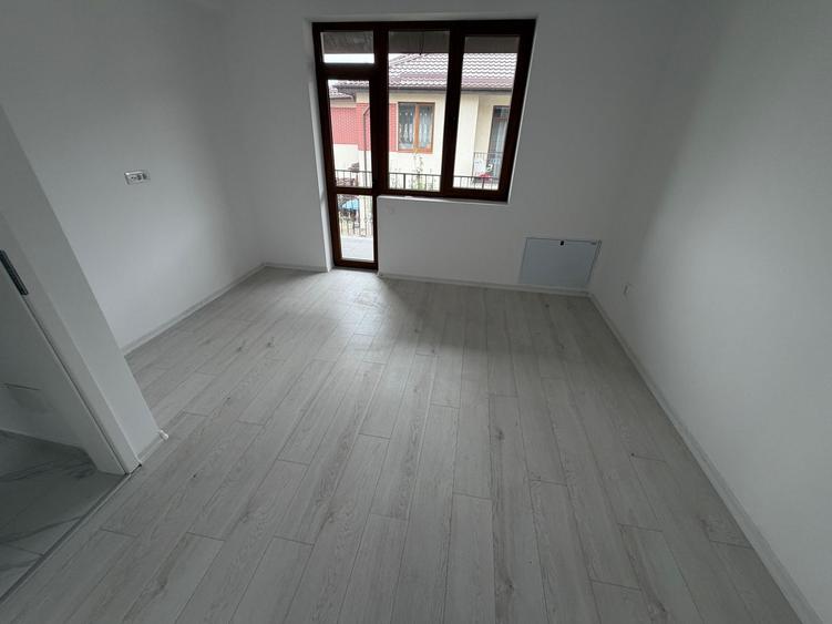 Duplex cu 4 camere cu Canalizare în Central