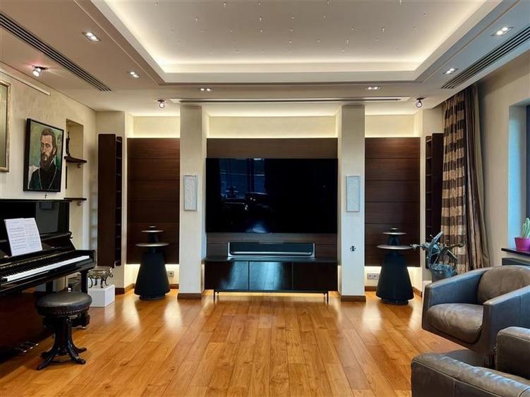 Apartament cu 8 camere decomandat în Herăstrău