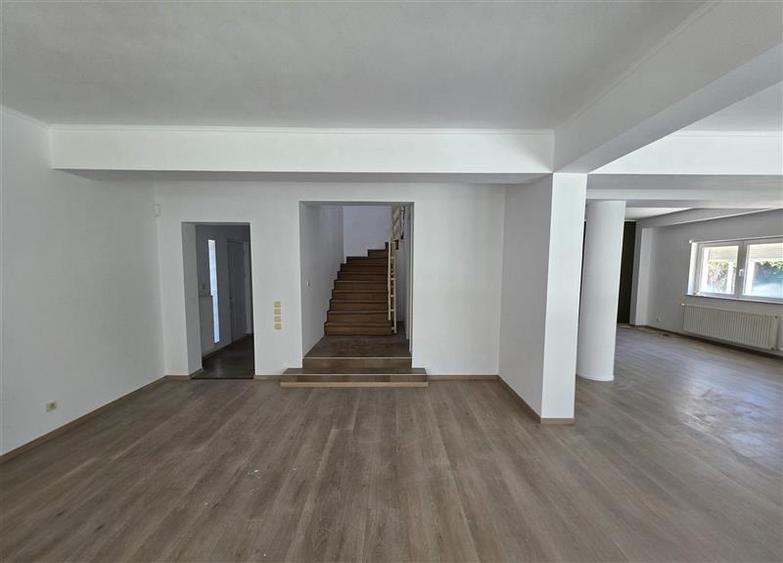 Casă individuală cu 5 camere cu Piscina în Central