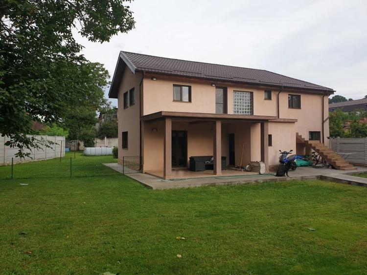 Casă individuală cu 8 camere cu Piscina în Brestei