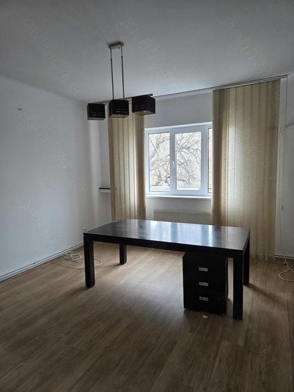 Apartament cu 4 camere decomandat în Victoriei