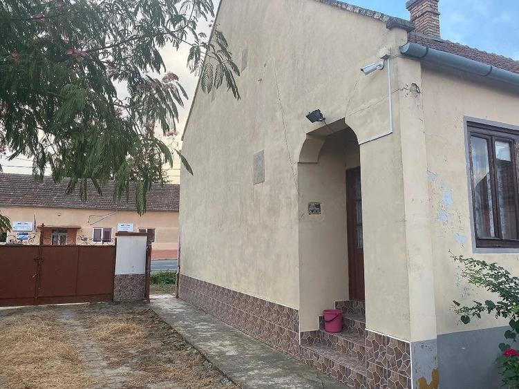 Casă cu 4 camere cu Teren 150 Mp în Cenei