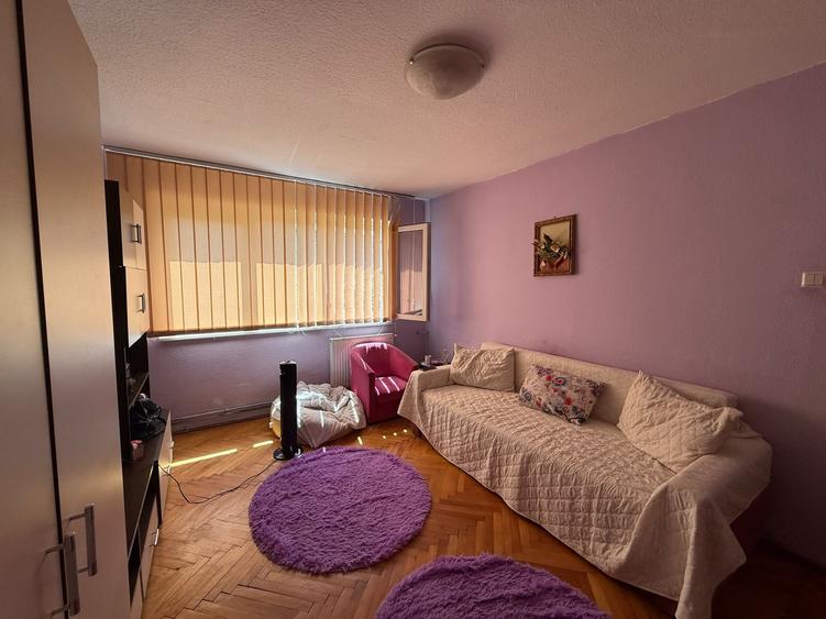 Apartament cu 3 camere semidecomandat în Cetății