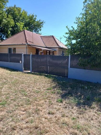 Casă cu 3 camere în Fotoș