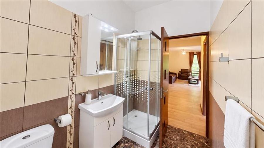 Apartament cu 3 camere decomandat, mobilat în Poiana Brașov