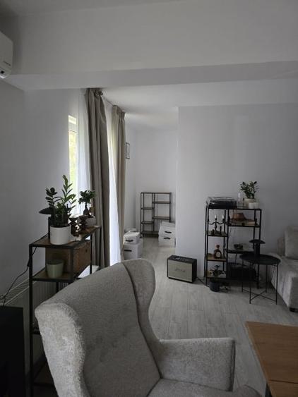 Apartament cu 3 camere decomandat, mobilat în Băneasa