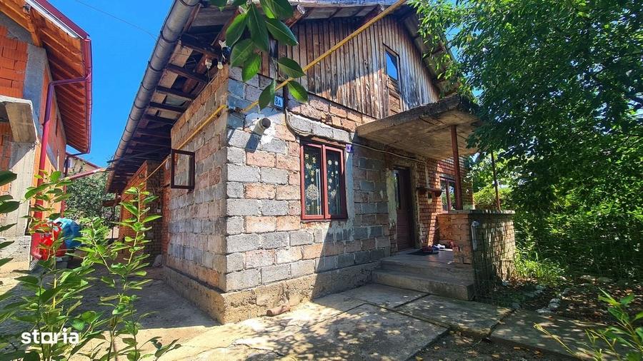 Casă cu 4 camere în Cerbu