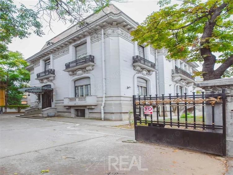 Casă cu 16 camere în Romană