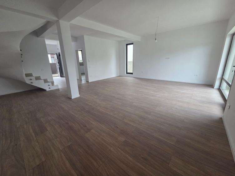 Casă cu 4 camere cu Canalizare în Central