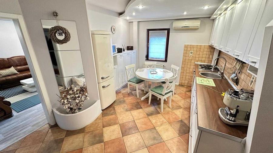 Apartament cu 3 camere decomandat, mobilat în Dâmbovița