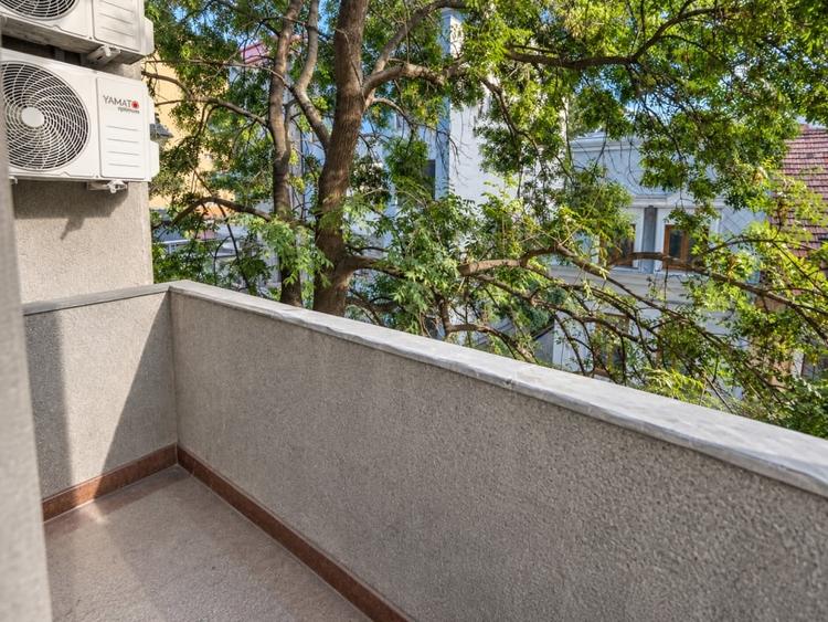 Apartament cu 4 camere decomandat în Polonă