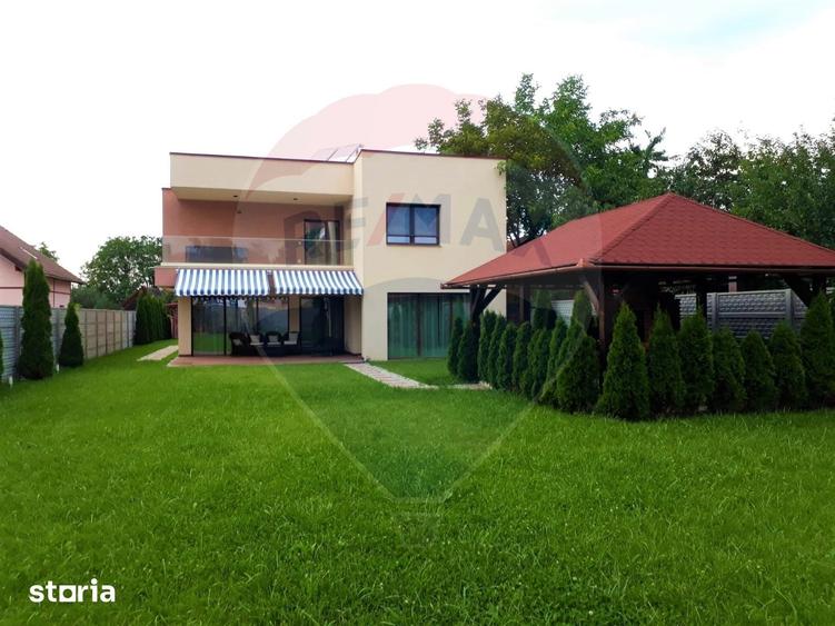 Casă cu 6 camere cu Teren 1071 Mp în Central