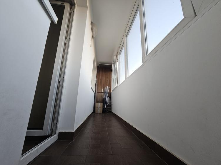Apartament cu 3 camere semidecomandat în Văcăresti
